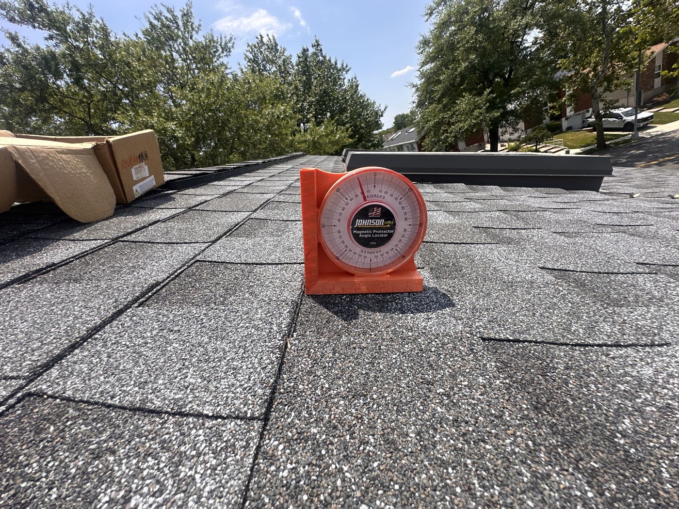 Magnetic pitch gauge on shingles